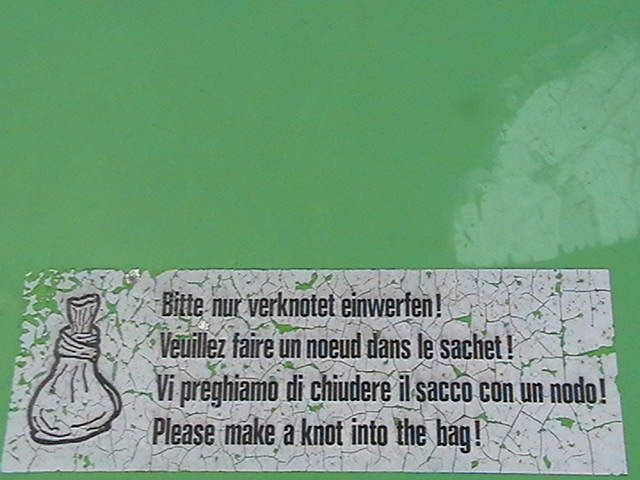 Табличка: Зав'язуйте пакетики з собачим лайном. Базель, Швейцарія