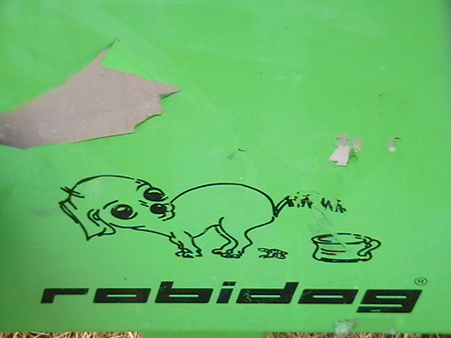 Коробка Robidog. Зображення собаки, який випорожнюється. Базель, Швейцарія