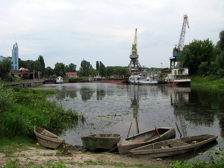 чотири рибальських човни біля гирла річкового порту Чернігова