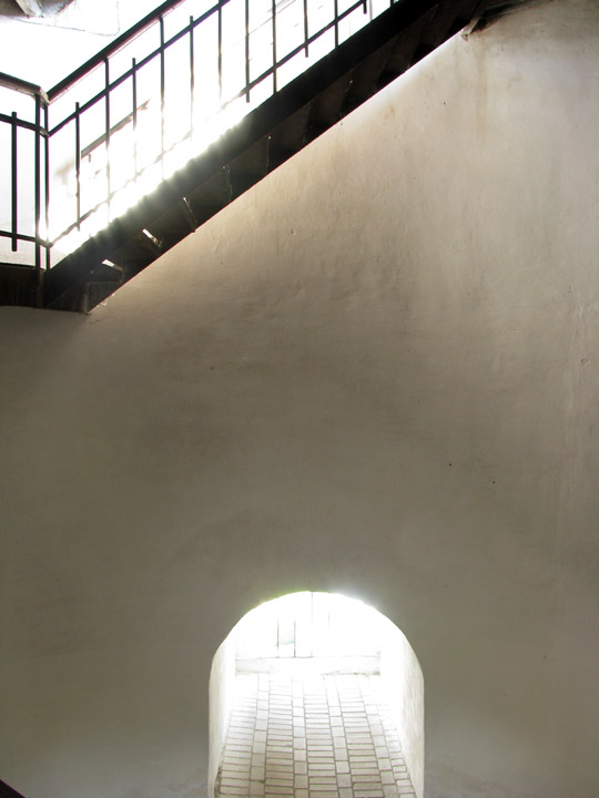 Світли зсередини дзвіниці Троїцького монастиря у Чернігові. Сходи«Кирпоноса» поверх кількох років жовтня. Сходи та вікно