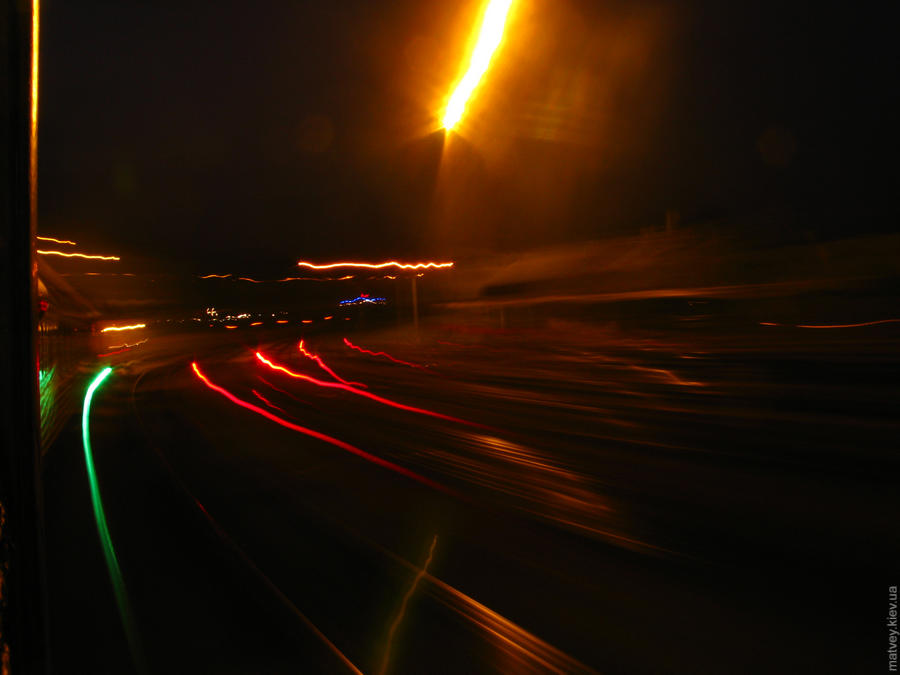 Світлина з довгою витримкою. Вогні залізниці вночі. Чернівці, Україна
