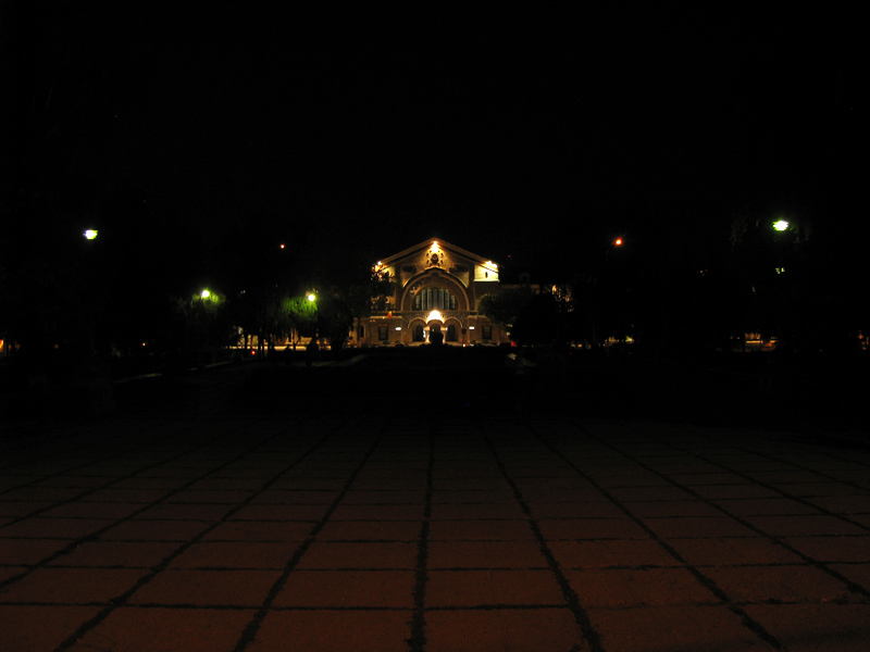 чернота привокзальної площі ввечері. Кишинів, Молдова