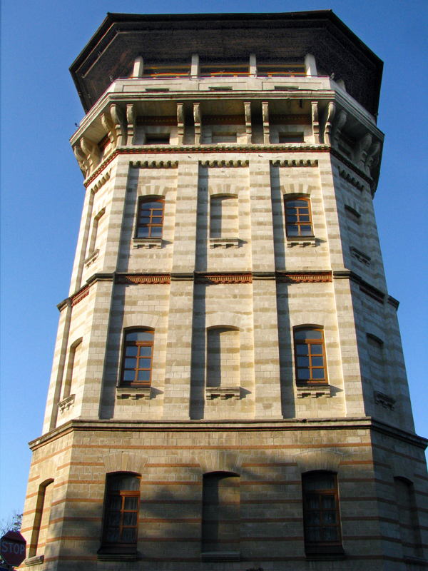 водонапірна вежа на розі вулиць Олексія Матеєвича та мітрополита Балунеску-Бодоні. Кишинів, Молдова