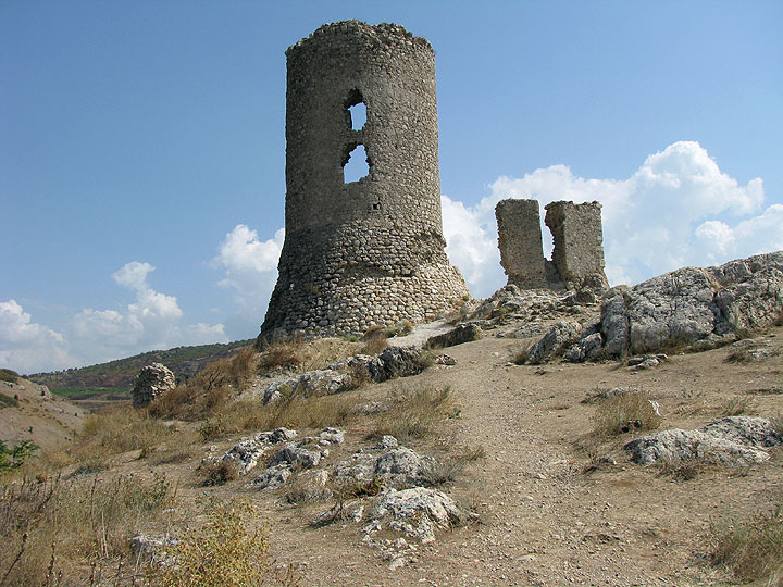 Дві вежі фортеці генуезьких купців в Балаклаві.