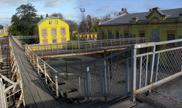 Пішохідний міст над вокзалом Дніпра, сходи на нижчу частину біля старої будівлі залізничної лікарні