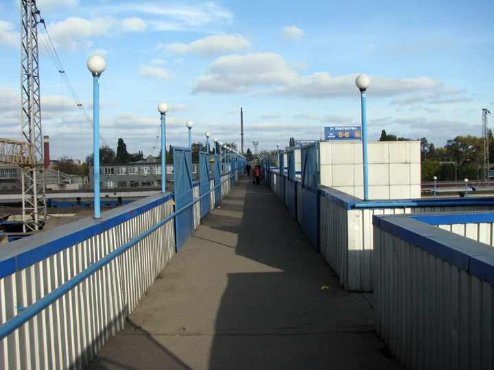 Початок пішохідного мосту над вокзалом Дніпра