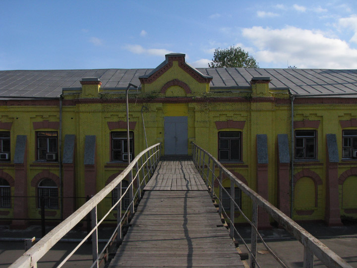 Вхід у стару залізничну поліклінику з пішохідного мосту над вокзалом Дніпра