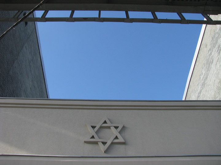 Вхід у затиснуту торгівельним центром синагогу в Дніпрі