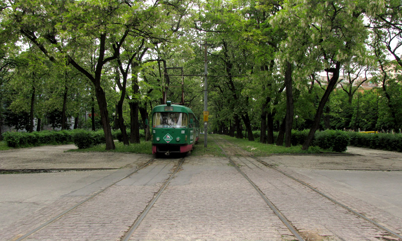 Трамвай № 1 біля перехрестя вул. Гоголя та проспекту Карла Маркса в Дніпрі