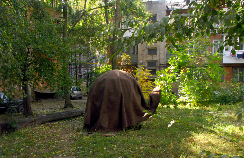 Щось черепахоподібне у дворі за головпоштамтом, Донецьк, Україна