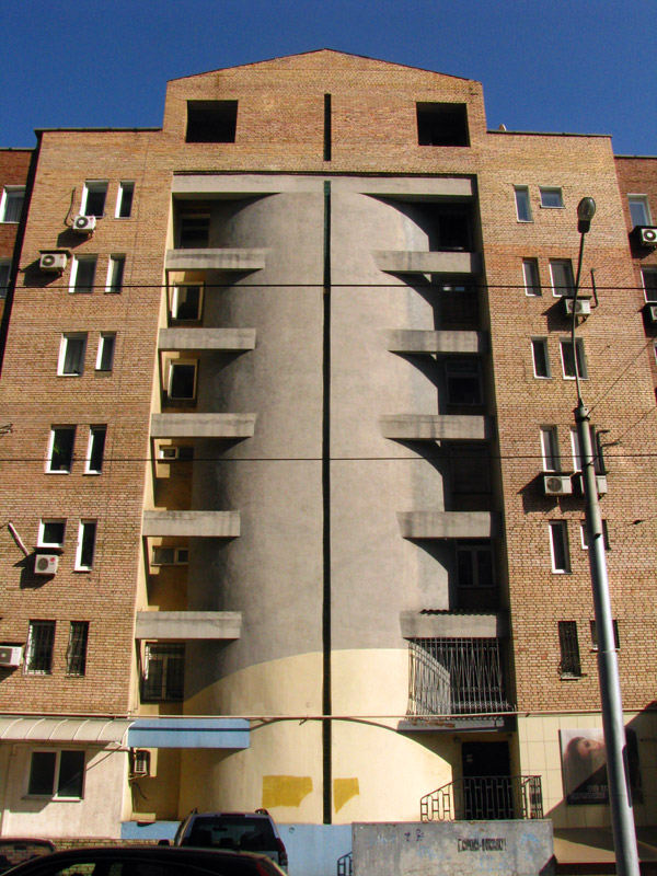 фасад будинку, схожий на хребет, в Донецьку