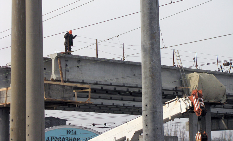 Будівельник будує новий залізничний вокзал в Донецьку, Україна