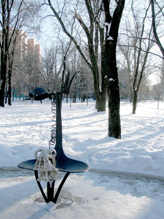 Крісло для двох з короною та шахтарською каской в парку кованих фігур в Донецьку