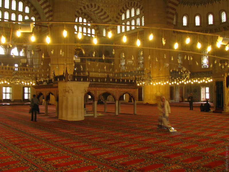 Жінка пилососить килим в мечеті Селіміє. Едірне, Туреччина
