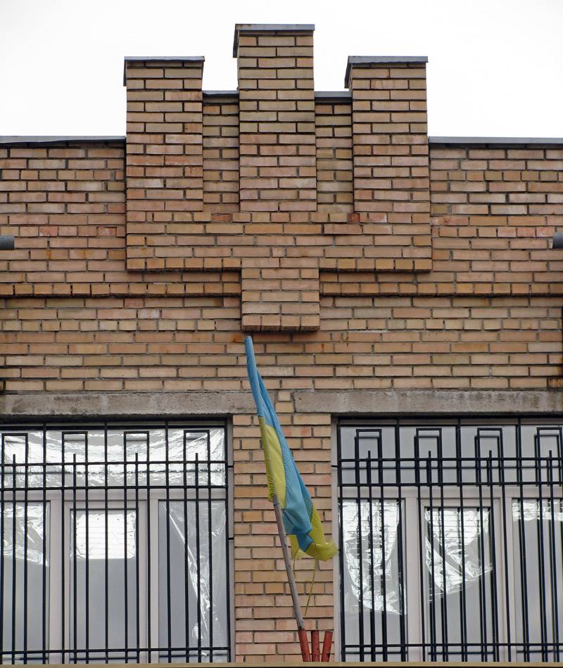 Горлівка. Цегляний тризуб (стиль кубізм?) на центрі зайнятості. Горлівка, Україна