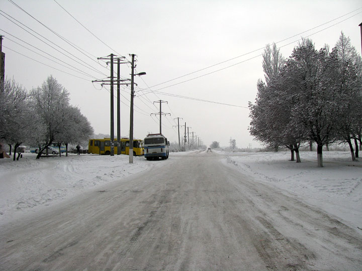 Край кварталу в Горловці, автобус, маршрутка та дорога в нікуди. вулиці Волкова иа Малинича.