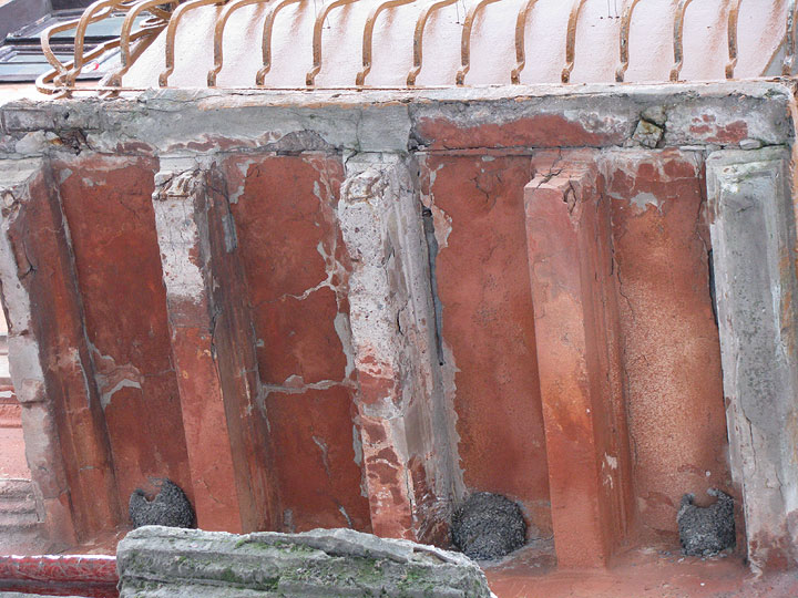 гнізда ластівок під балконом в Горлівці