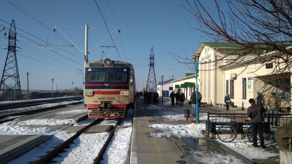 Вокзал, платформа, електричка «Дніпро—Генічеськ» анфас. Генічеськ, Україна