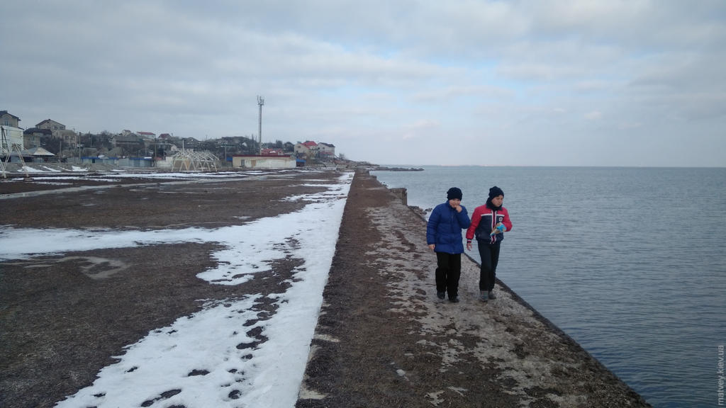 Захисний парапет міського пляжу «Дитячий». Генічеськ, Україна