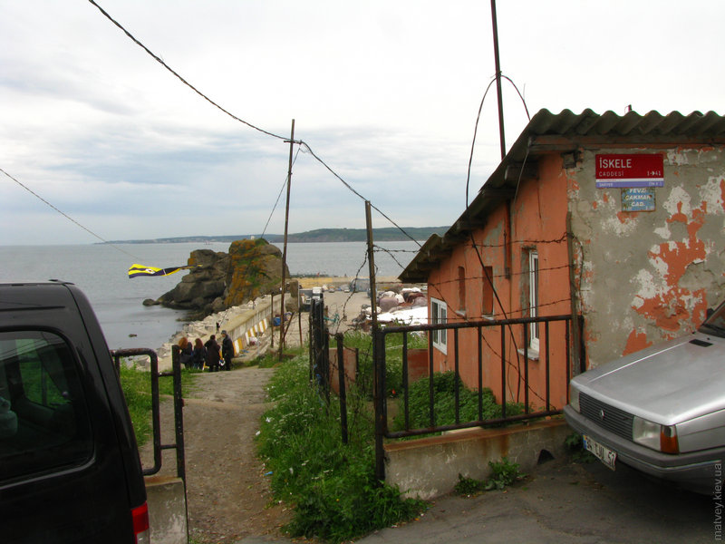 Тропинка к месту встречи Босфора с Чёрным морем в Румелифенери. Стамбул, Турция