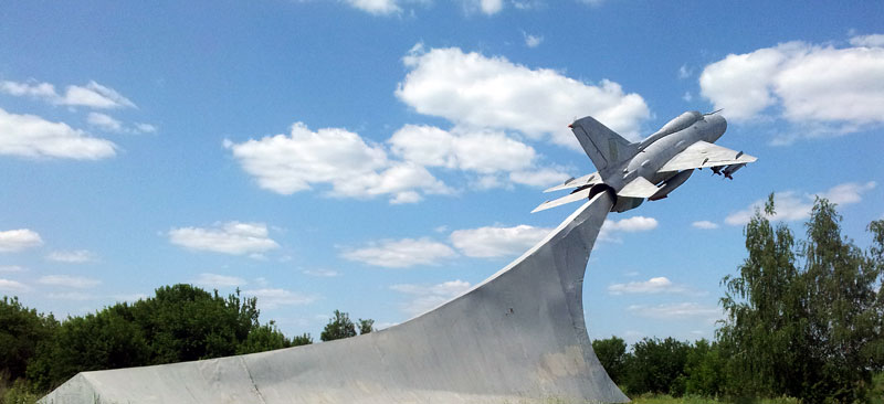 пам'ятник літаку МіГ-21. Воєнвєд. Харків, Україна