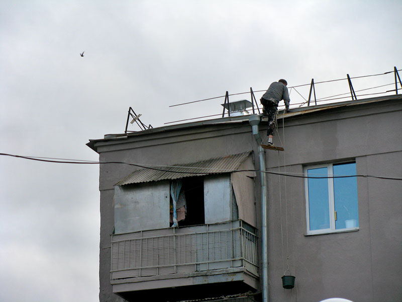Хтось чинить дах біля метро Пушкінська. Харків, Україна