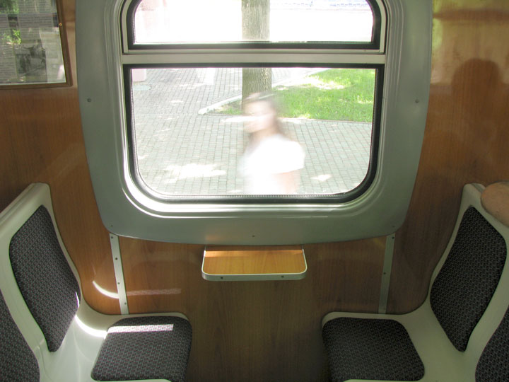 Сидіння всередині вагону Харківської дитячої залізниці «Мала південна»