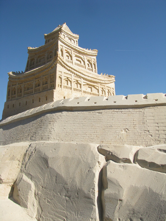 Пісковий замок. Одна з багатьох скульптур з піску на площі Свободи в Харкові