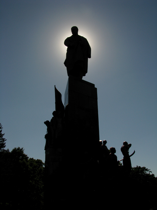 Пам'ятник Тарасові Шевченку закриває сонце в Харкові
