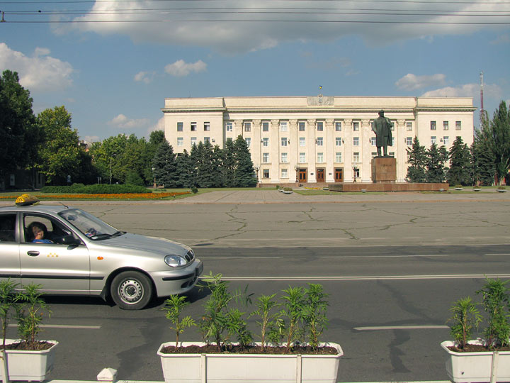Квіти, таксі, Ленін та обласна адміністрація. Херсон, Україна