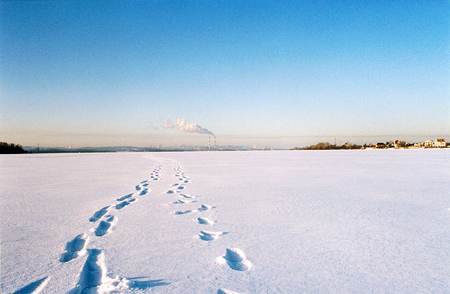 замерзлий Дніпро та снігове поле на ньому