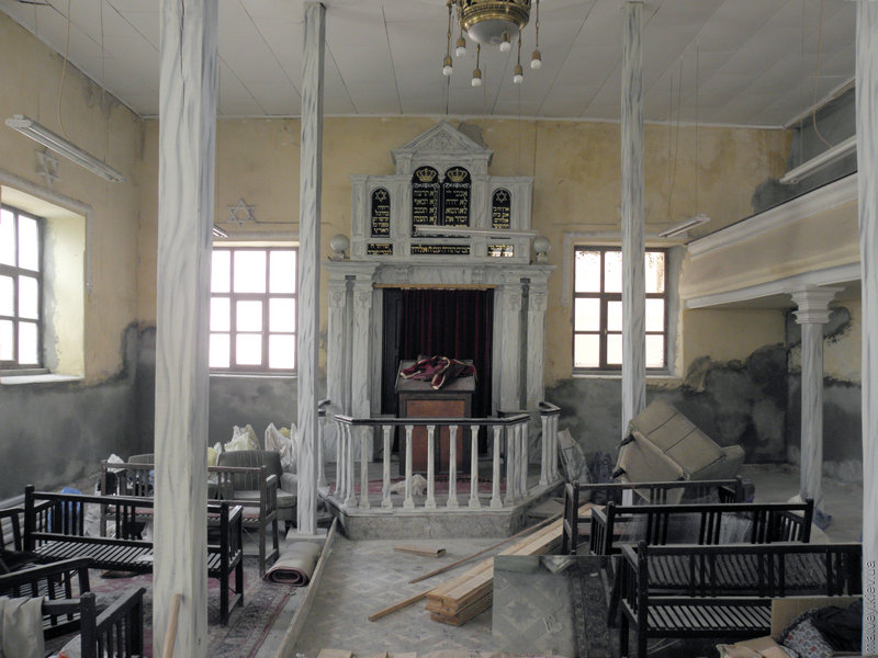 Всередині синагоги — ремонт. Киркларелі, Туреччина