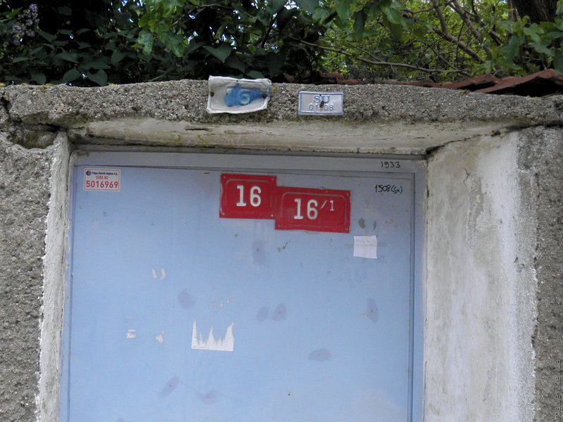 номера для водопровідників та електриків на вході у приватний житловий будинок. Киркларелі, Туреччина