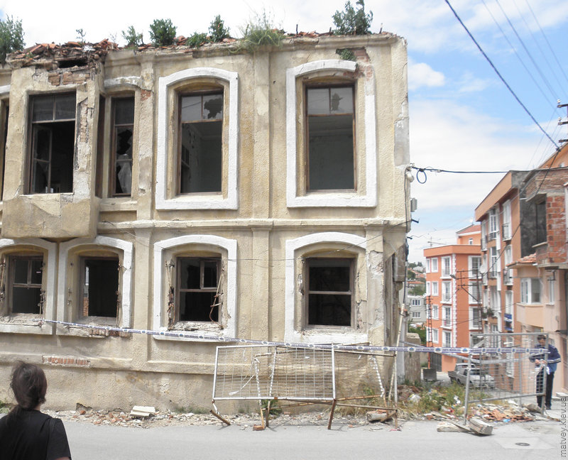 Поліція «zabıta» вішає стрічку навколо зруйнованої будівлі. Киркларелі, Туреччина