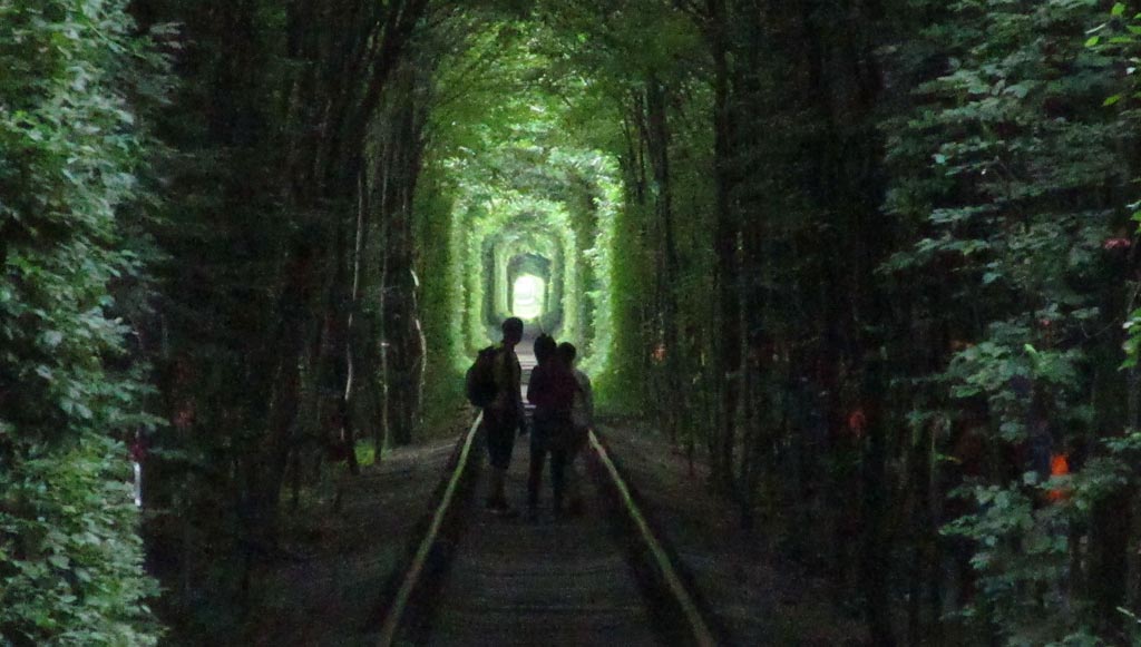 Люди в тунелі кохання. Ранок. Клевань, Рівненська область, Україна