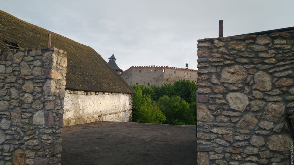 Вид на замок с площадки у бывшей мельницы. Меджибож