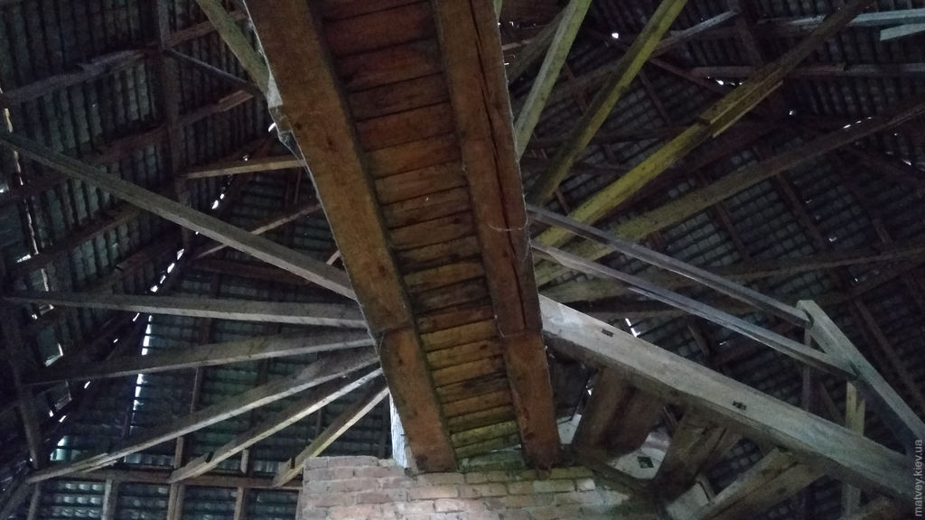 Деревянные балки под крышей башни. Меджибож