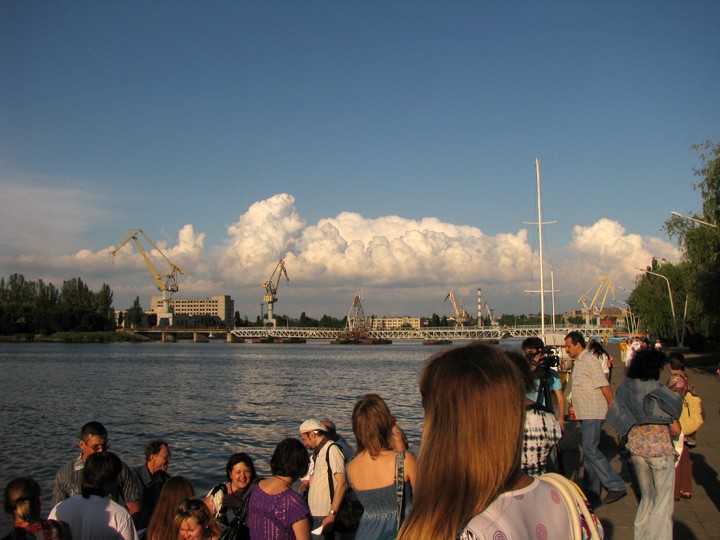 Поэты пускают кораблики в Ингул, Ватерлиния-2011. Облака над Ингулом и судостроительным заводом Николаева