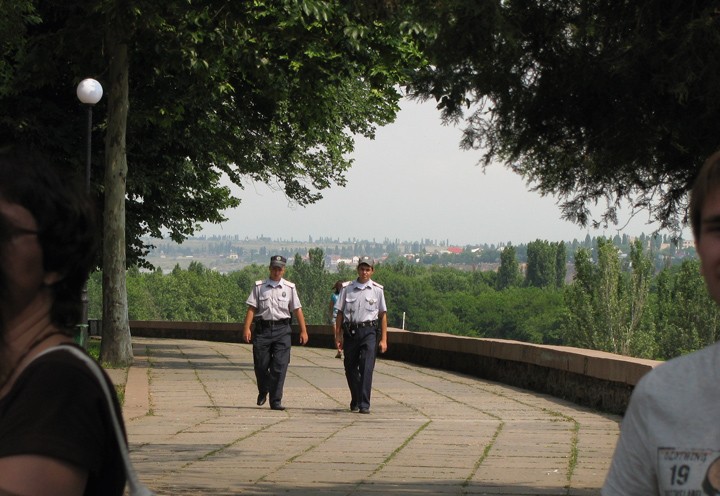 Милицейский патруль на фоне пейзажа в Николаеве