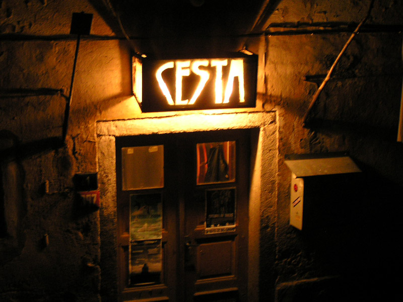 Центральная дверь и фонарь-вывеска над центральной дверью в cesta.cz