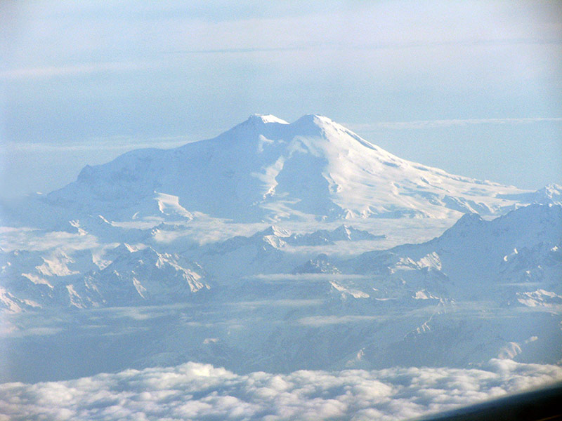 Кавказ, гора Эльбрус из иллюминатора самолёта