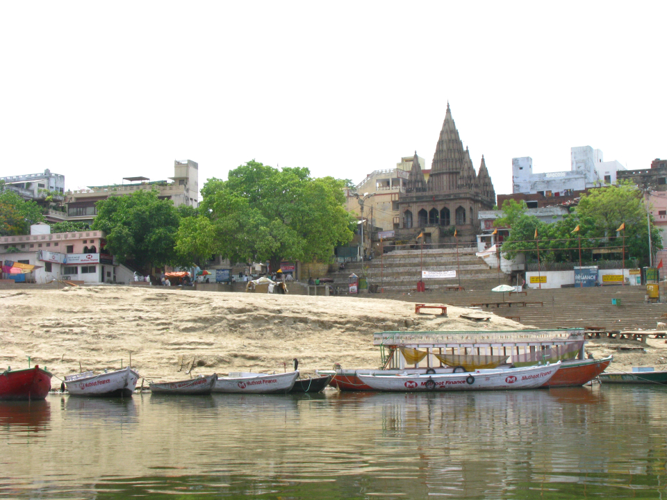 Гхат Ассі (Assi ghat) на березі річки Ганг. Варанасі, Індія