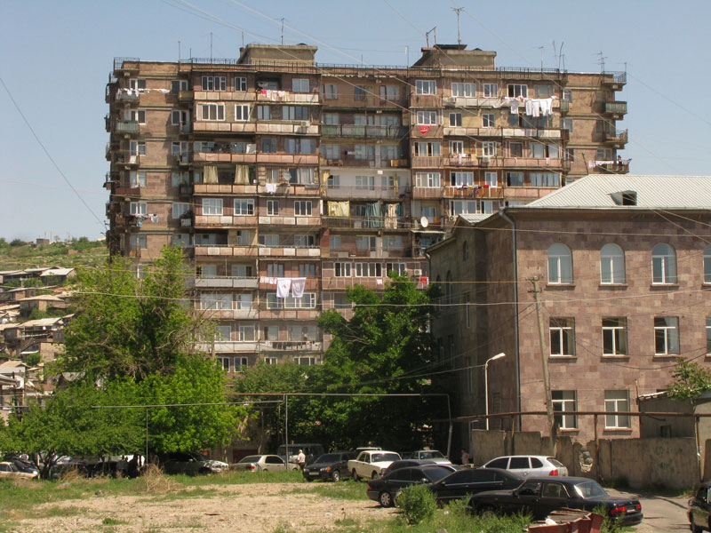 жилая многоэтажка с постирками в Ереване