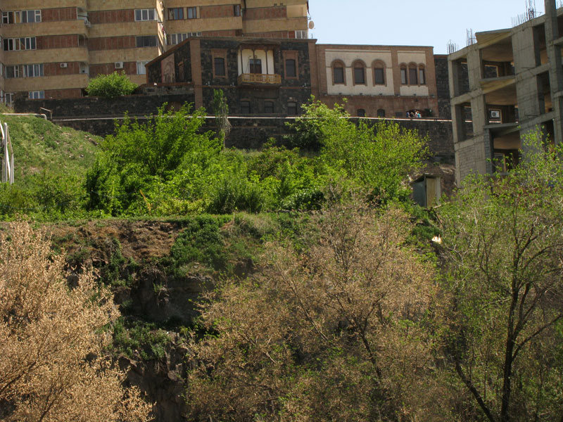вид снизу на здание музея Параджанова в Ереване