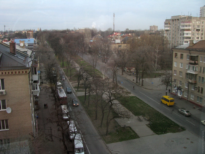 вид из окна отеля на конец бульвара Шевченко и конечную остановку маршруток