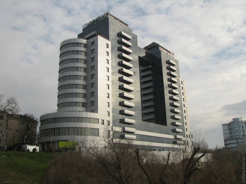 здание отеля Four Points by Sheraton в Запорожье. Вид с пешеходного мостика
