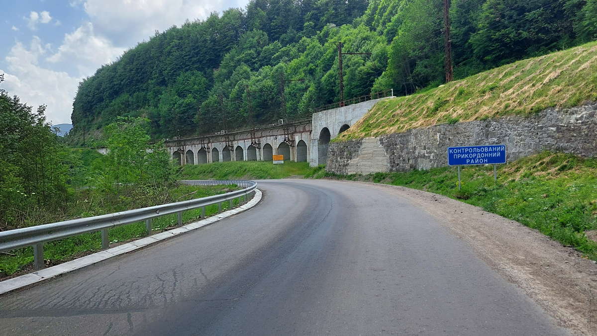 дорога з Ужоцького перевалу вниз к селу Ужок. Україна