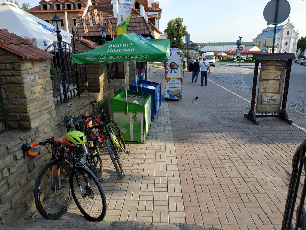Велосипеди біля морозива в центрі старого Кам'янця-Подільського