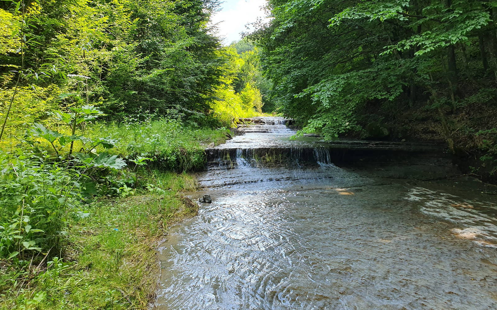 Урочище Окунь. Вода тече по голій породі (гранітний щит).