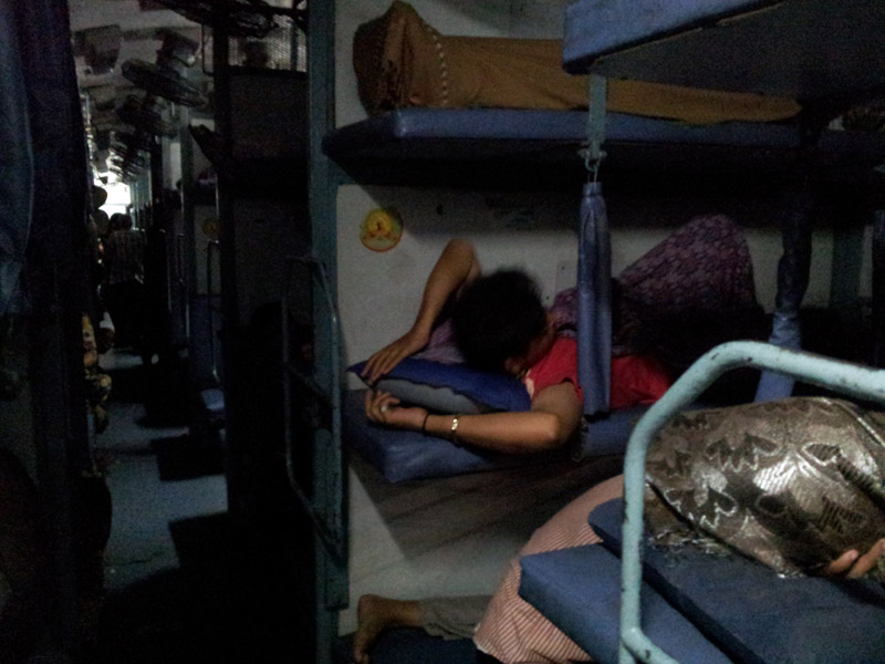 Люди сплять в вагоні классу «сліпер» (sleeper class), Індія